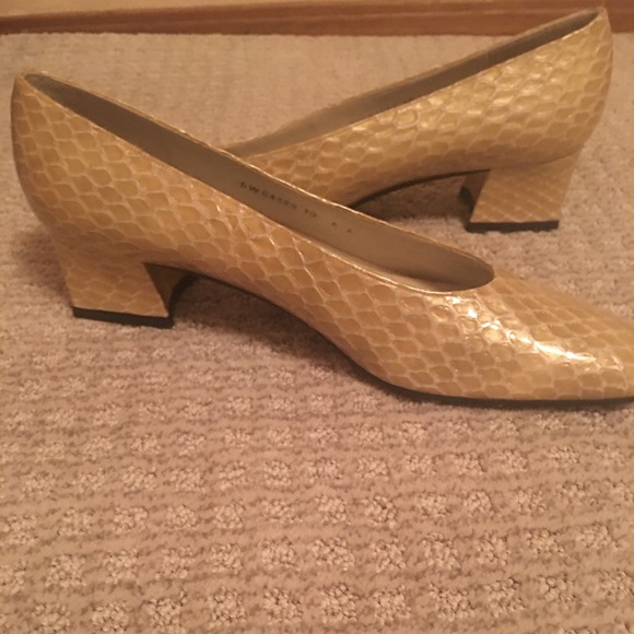 Classic Stuart Weitzman Heels - Picture 2 of 3